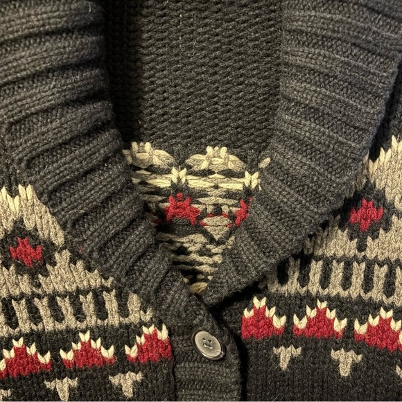 Uniqlo Blue and Red Patterned Men's Sweater - Picture 5 of 15